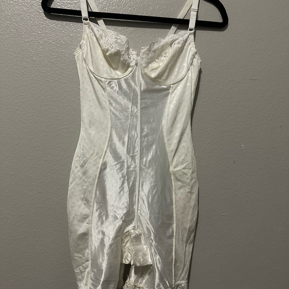 Valentino Cream Lace Bra ( vintage) - Picture 3 of 6